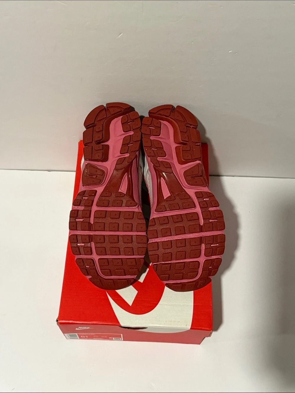 Vomero 5 ‘Silt Red / Peony’ (GS) Sz: 5.5 / 6 (HF6998-601)